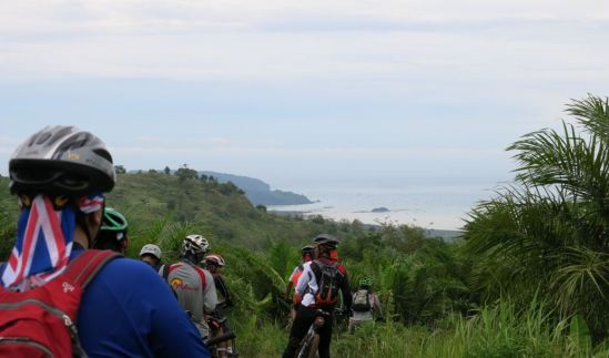 Memandang Samudera Indonesia dari atas bukit